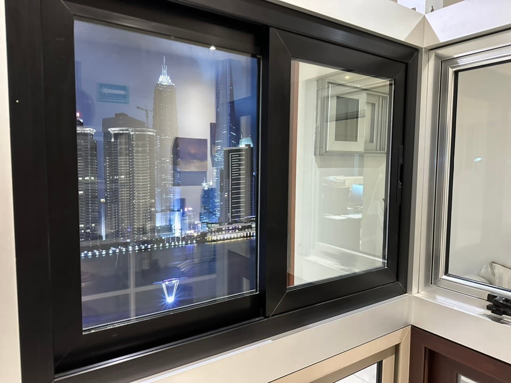 Ventana corrediza de aluminio con acabado negro en una residencia