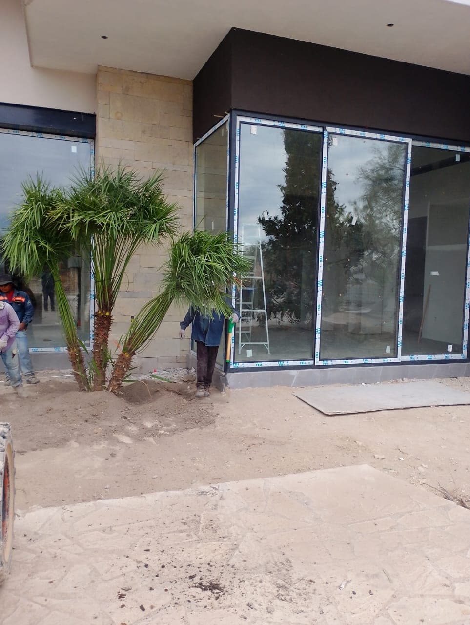 Ventana de vinil con acabado símil madera instalada en una residencia