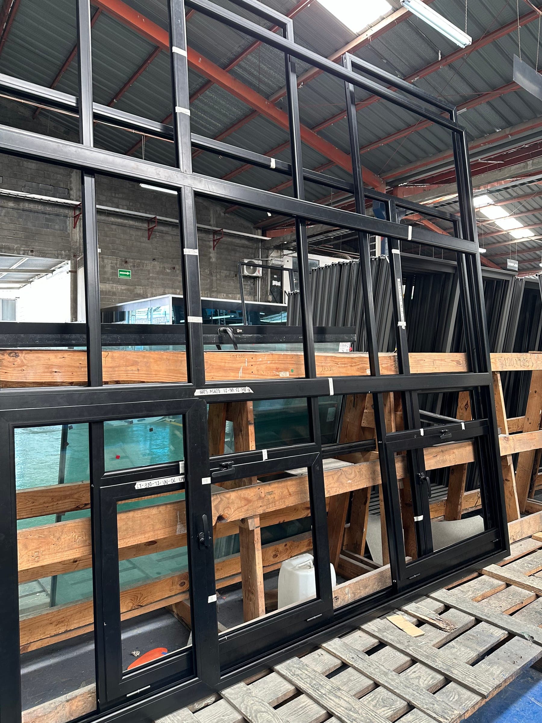 Módulos de fachada de aluminio fabricados en planta