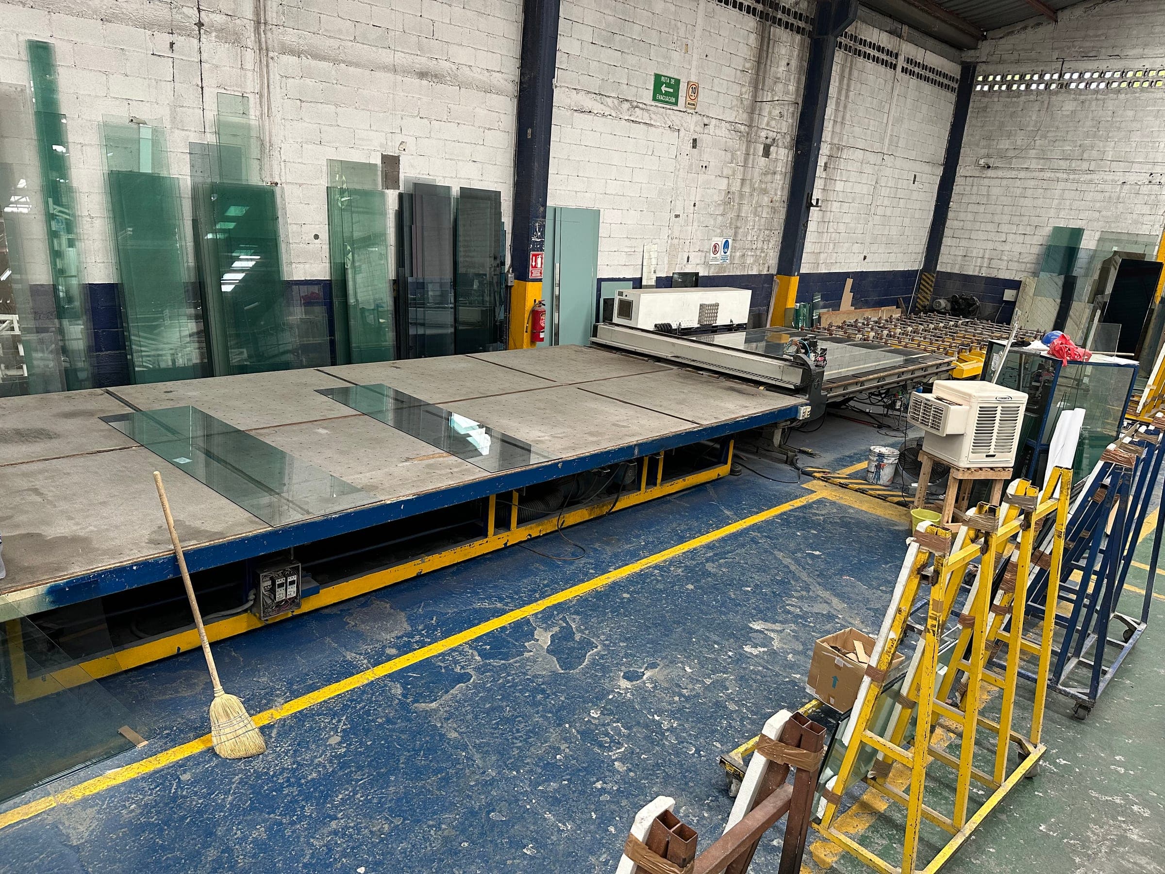 Mesa de corte automática de vidrio en la planta de VECA