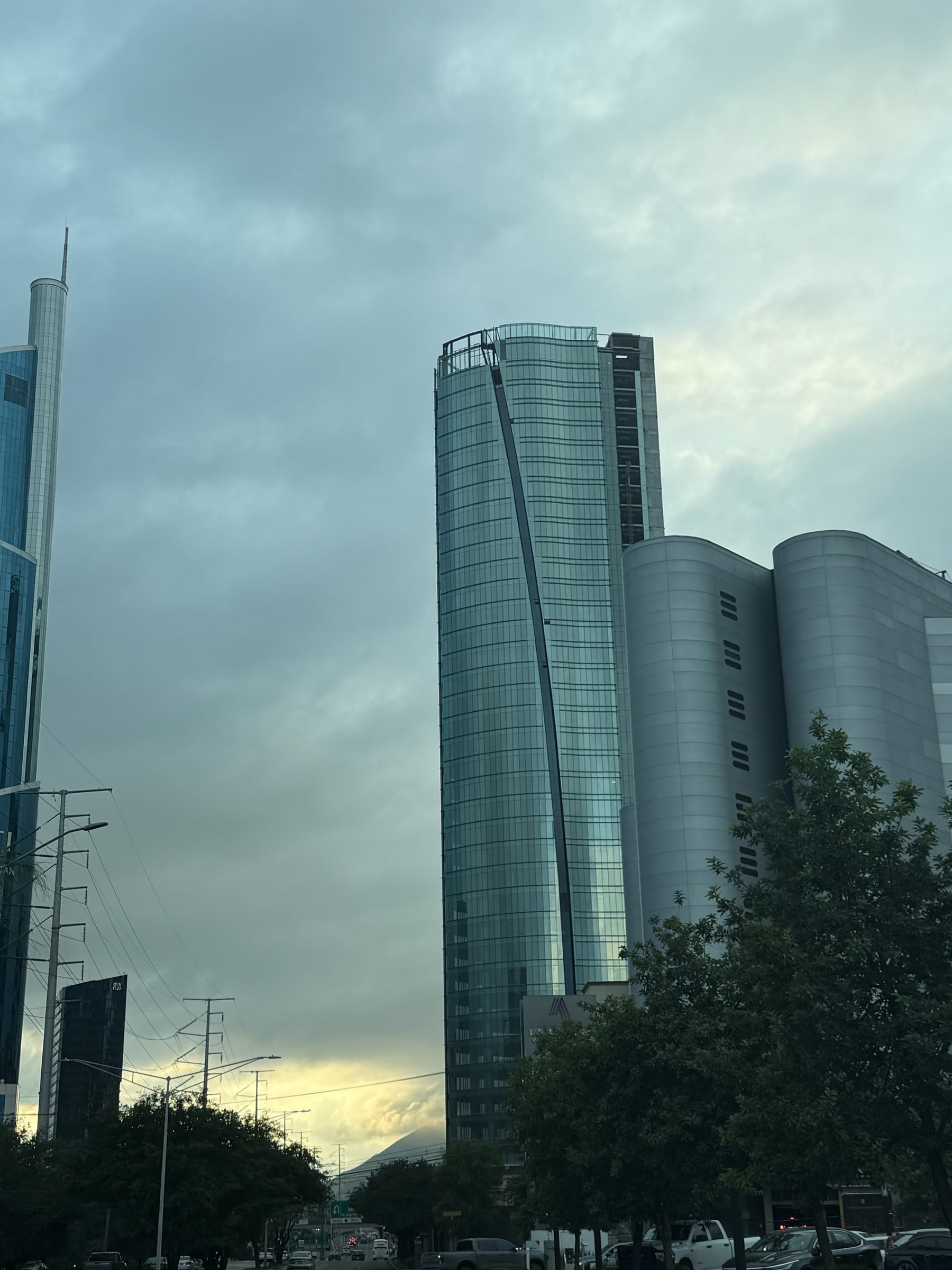 Torre Ikon en Monterrey, fachada de aluminio y vidrio fabricada e instalada por VECA